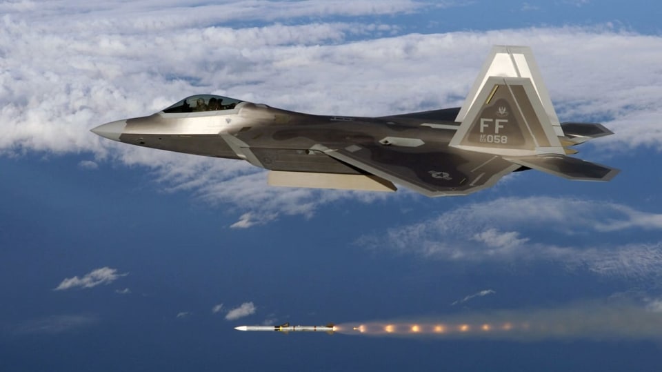 F-22A Raptor a střela AIM-12 po odpálení